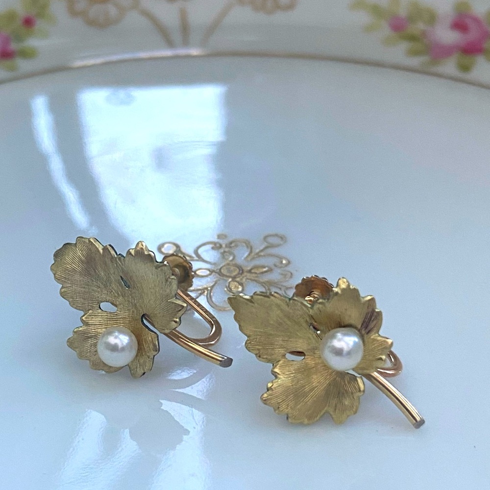 Vintage Costume Screwback Earrings Gold Tone Leaves with Faux Pearls